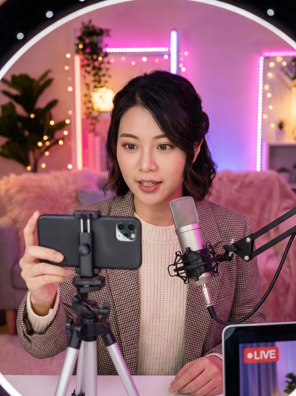 哔咔漫画原创视频-甜美主播直播分享